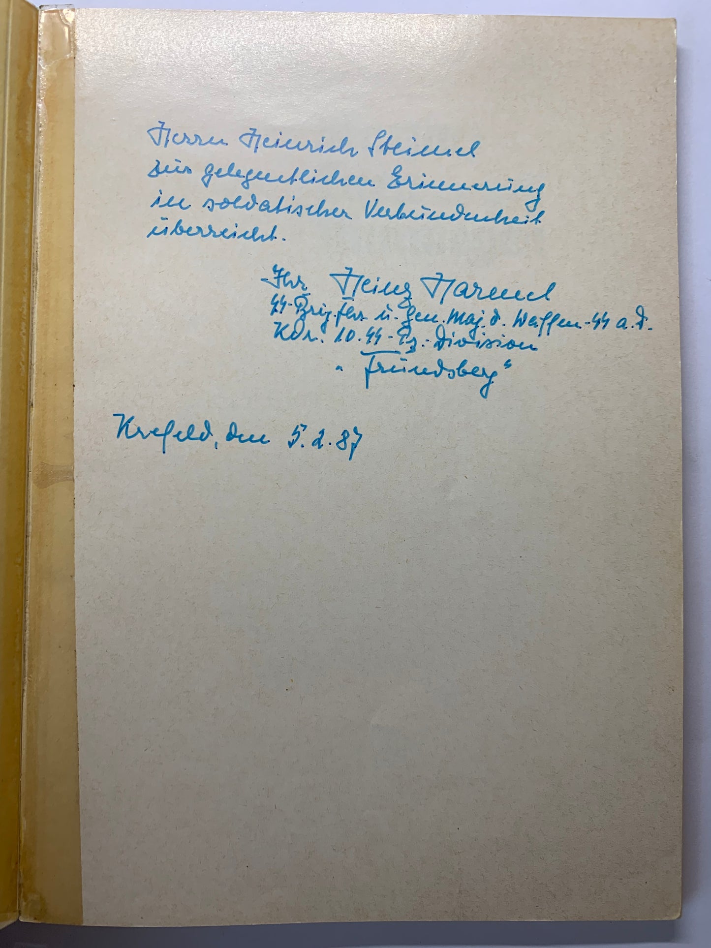Konvolut Ritterkreuzträger Heinz Harmel, 10.SS Panzerdivision, Unterschriftenkarte, Archivfotos mit Harmel und Hitler, signiertes Buch ,,Dran Drauf und durch“, Grabstein von Harmel, Kopien von Zeitungsartikel mit Harmel, alles aus der Nachkriegszeit