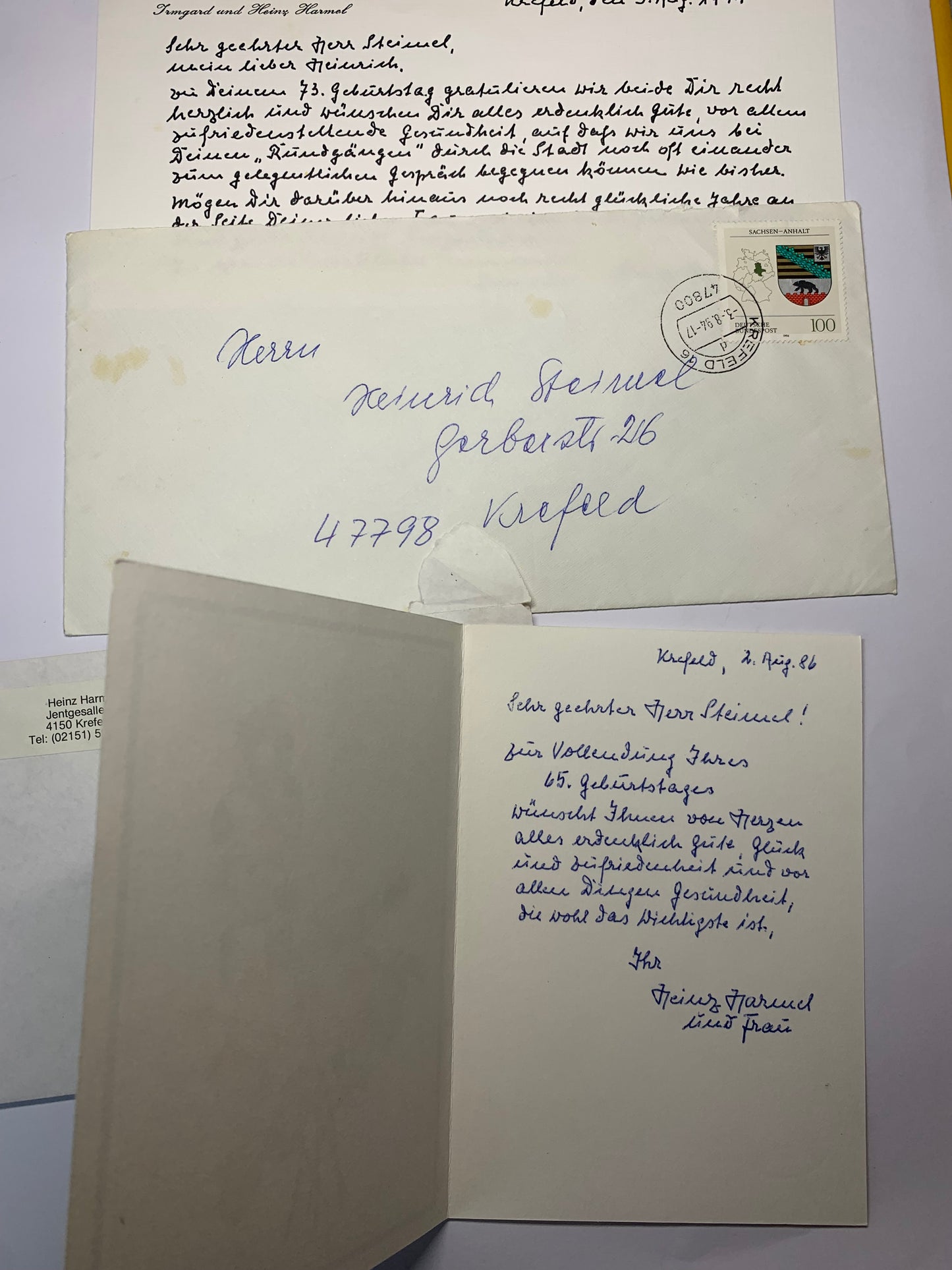 Konvolut Ritterkreuzträger Heinz Harmel, 10.SS Panzerdivision, Unterschriftenkarte, Archivfotos mit Harmel und Hitler, signiertes Buch ,,Dran Drauf und durch“, Grabstein von Harmel, Kopien von Zeitungsartikel mit Harmel, alles aus der Nachkriegszeit