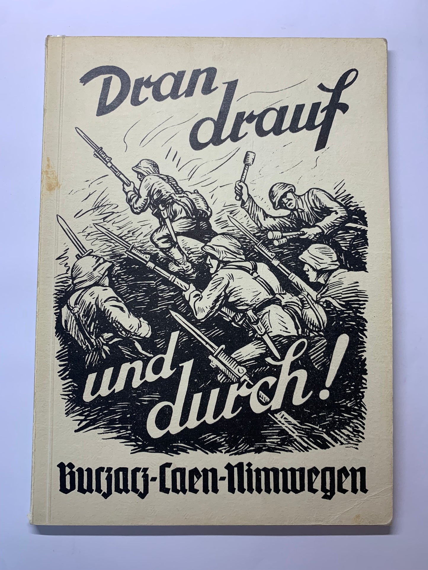 Konvolut Ritterkreuzträger Heinz Harmel, 10.SS Panzerdivision, Unterschriftenkarte, Archivfotos mit Harmel und Hitler, signiertes Buch ,,Dran Drauf und durch“, Grabstein von Harmel, Kopien von Zeitungsartikel mit Harmel, alles aus der Nachkriegszeit