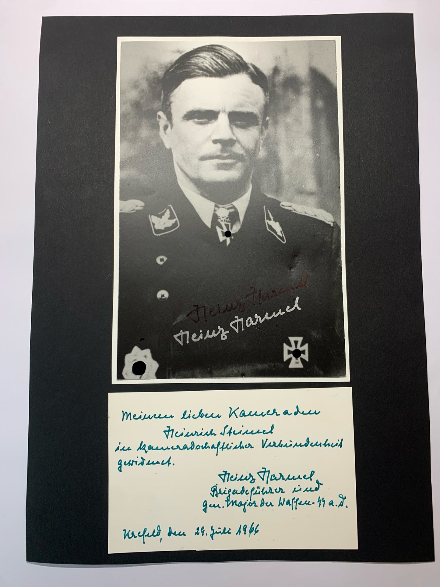Konvolut Ritterkreuzträger Heinz Harmel, 10.SS Panzerdivision, Unterschriftenkarte, Archivfotos mit Harmel und Hitler, signiertes Buch ,,Dran Drauf und durch“, Grabstein von Harmel, Kopien von Zeitungsartikel mit Harmel, alles aus der Nachkriegszeit