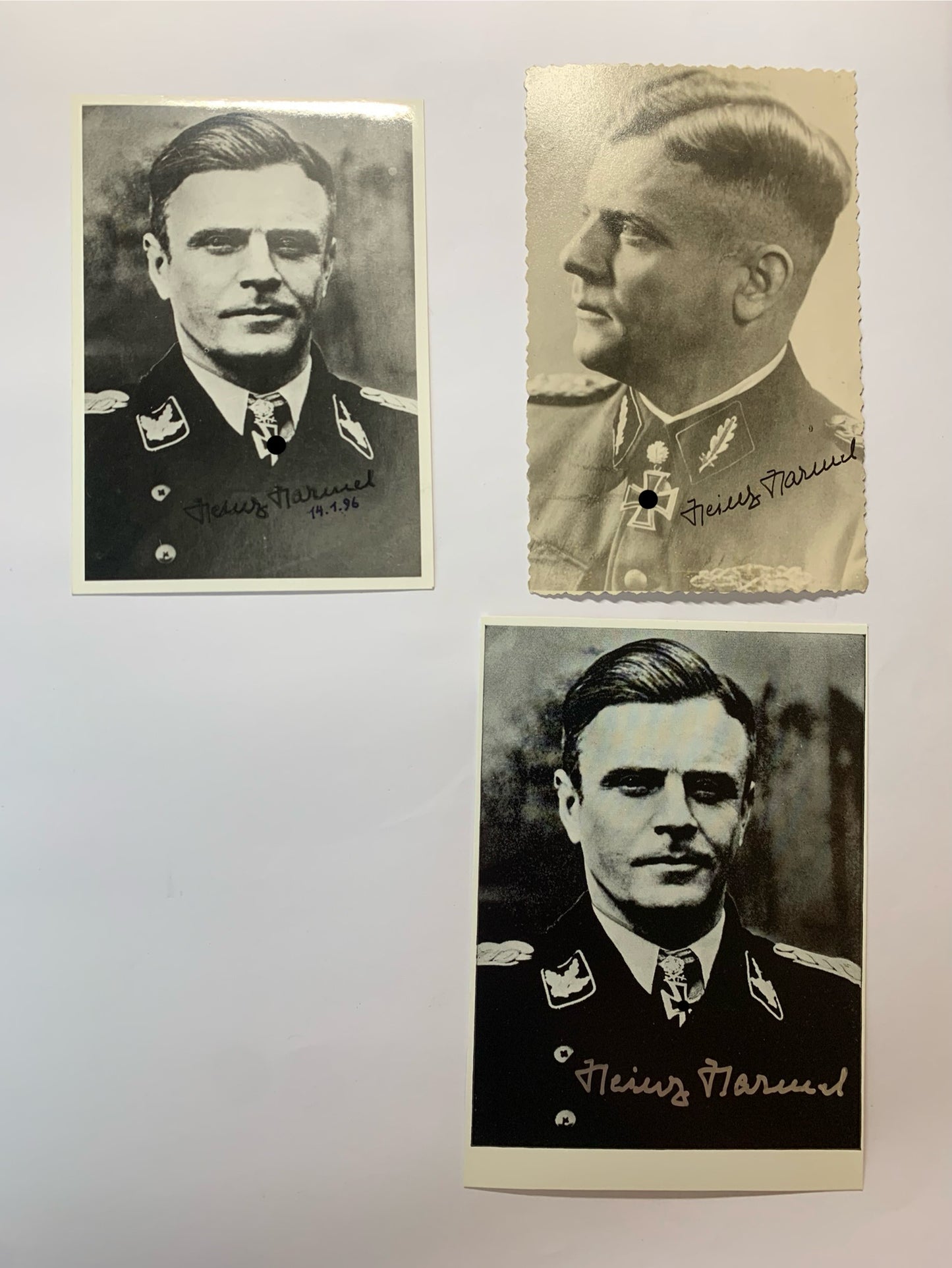 Konvolut Ritterkreuzträger Heinz Harmel, 10.SS Panzerdivision, Unterschriftenkarte, Archivfotos mit Harmel und Hitler, signiertes Buch ,,Dran Drauf und durch“, Grabstein von Harmel, Kopien von Zeitungsartikel mit Harmel, alles aus der Nachkriegszeit