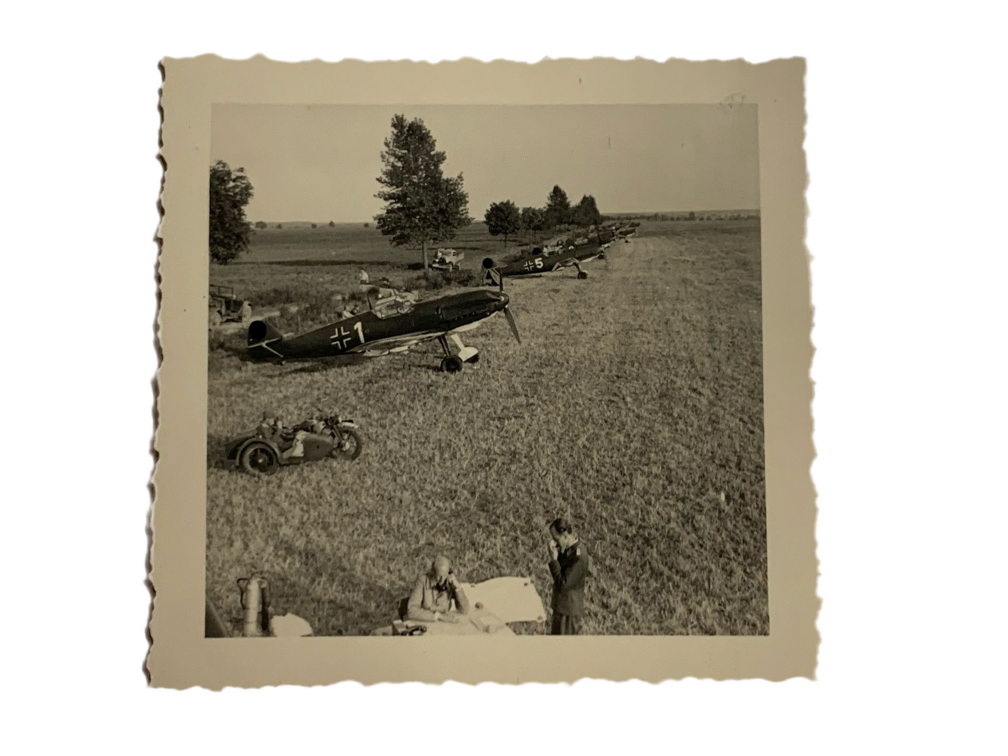 Flugzeuge Messerschmitt Me 109 auf Feld mit Krad