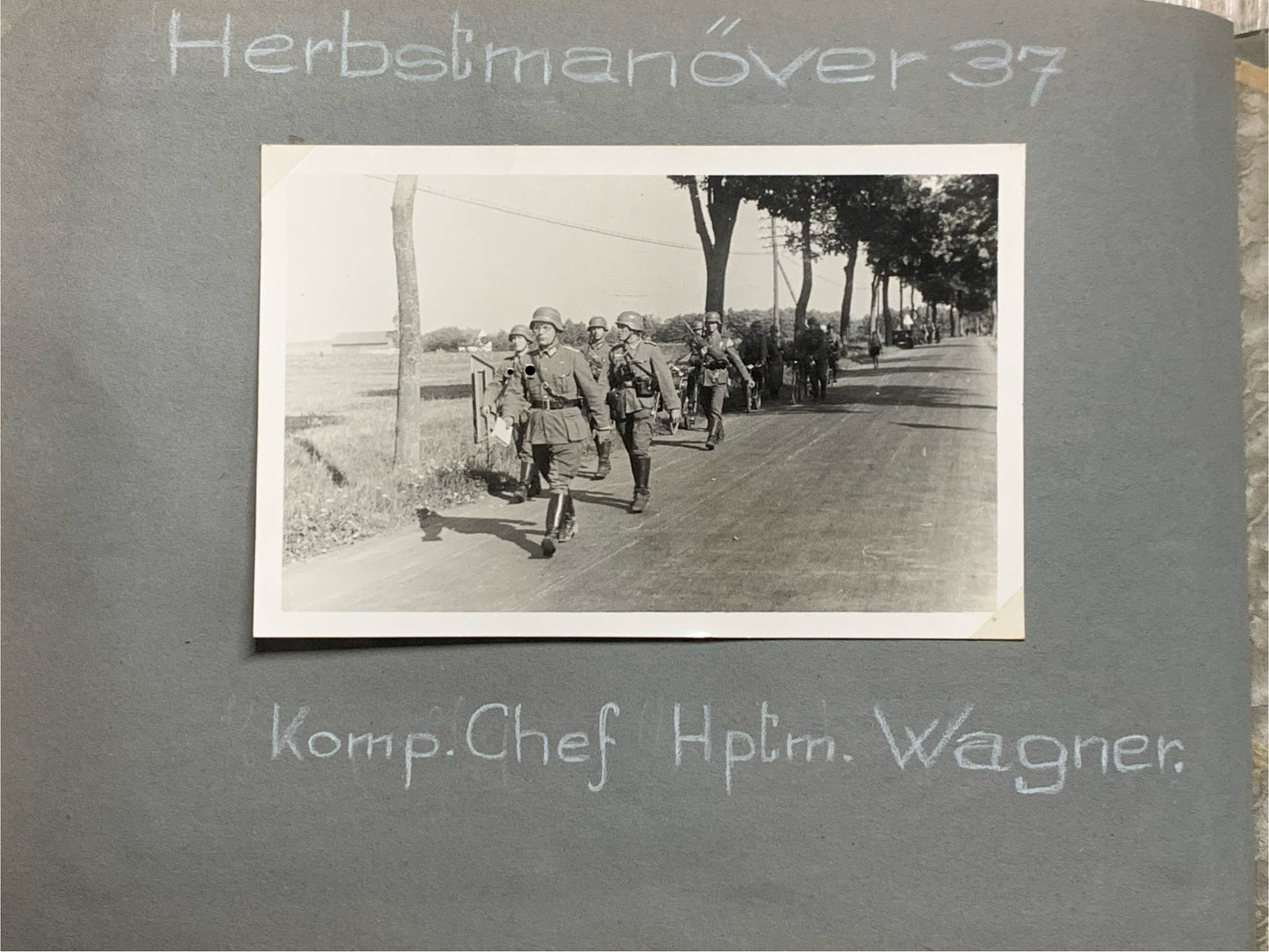 Fotoalbum 1.Kompanie Infanterie-Regiment 23, Dunkelhäutige, Kompaniechef, Vereidigung