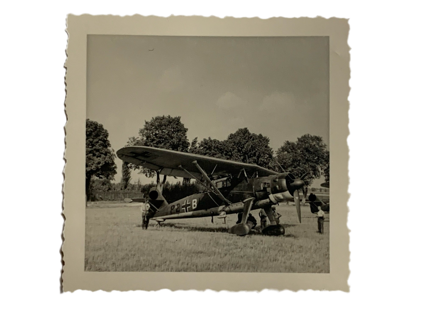 Flugzeug Henschel Hs 126 auf Feld mit Mechanikern