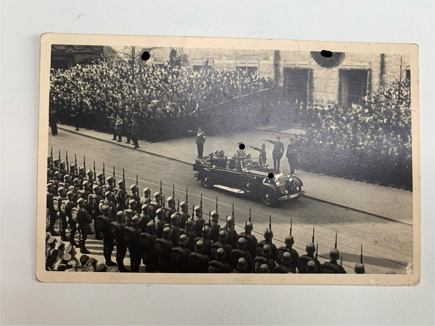 Foto Adolf Hitler in Mercedes-Benz Typ 770, Köln, Parade