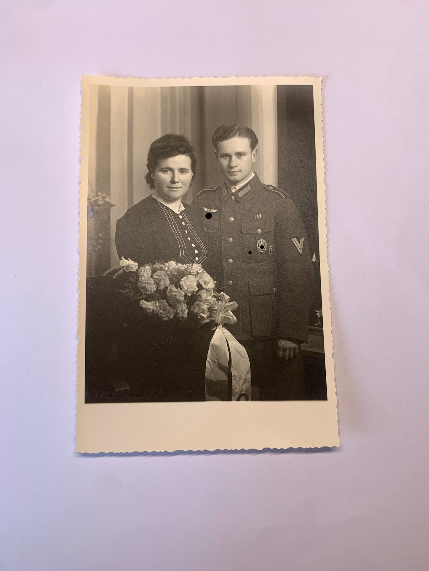 Obergefreiter Wehrmacht mit Frau, Verwundetenabzeichen, Sturmabzeichen, Reichssportabzeichen, Mainz, Atelier Bret, 12.1943