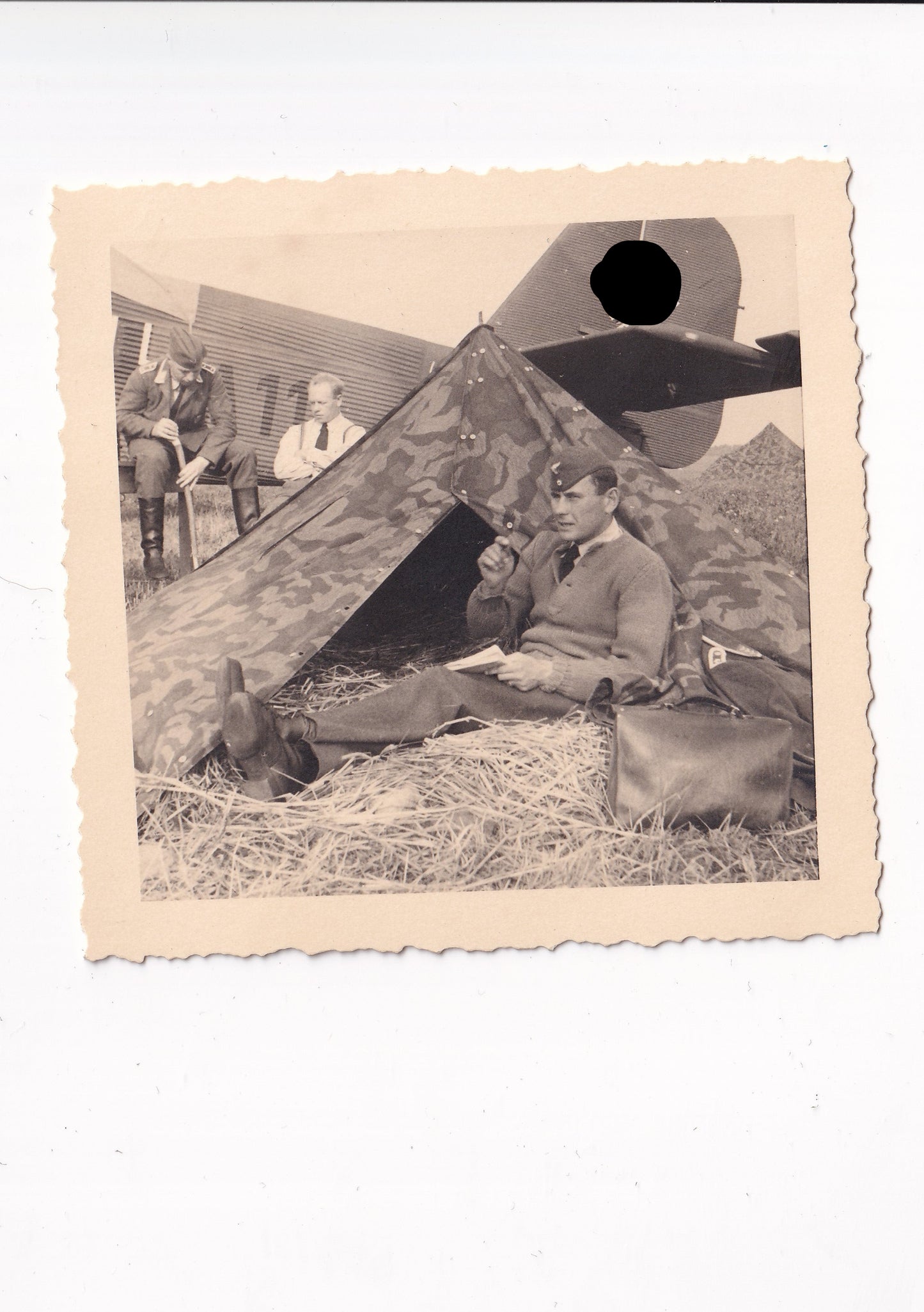 Pilot Luftwaffe liegt vor Tarnzelt vor Flugzeug ,,A 11"